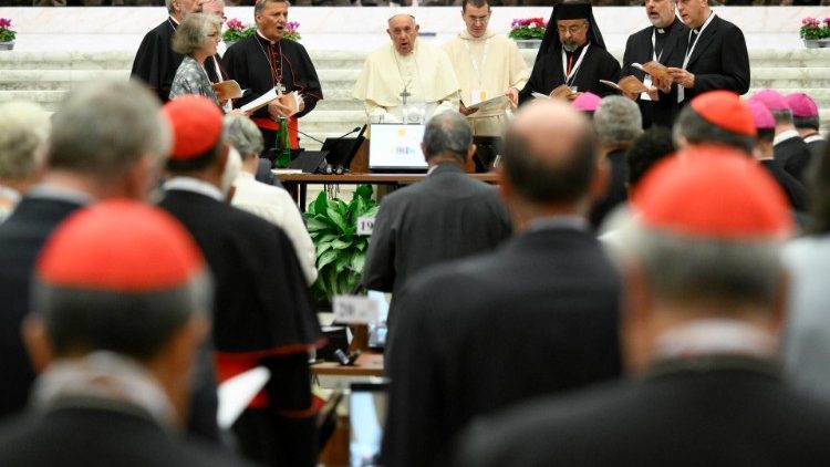 세계주교시노드 제16차 정기총회 제1회기 전체회의 개회를 주재하는 교황