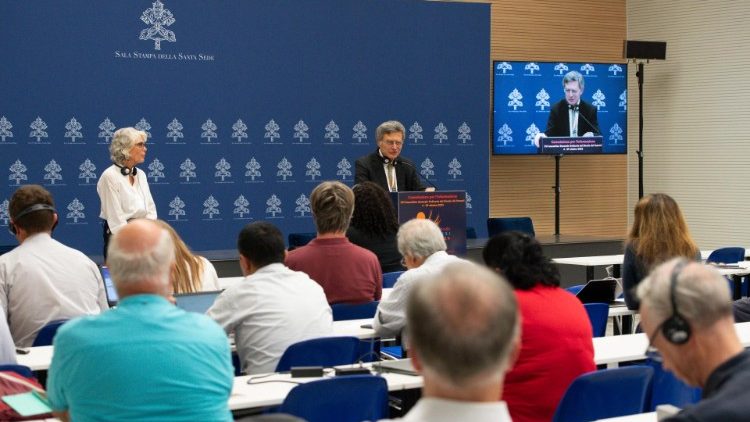 Vid torsdagens presskonferens i Vatikanen berättade flera av deltagarna i synoden om de ämnen som diskuteras