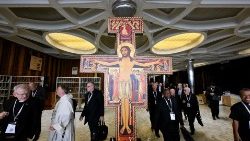 シノドス会場、バチカン・パウロ6世ホールのアトリウムの「サン・ダミアーノの十字架」と参加者たち　2023年10月6日