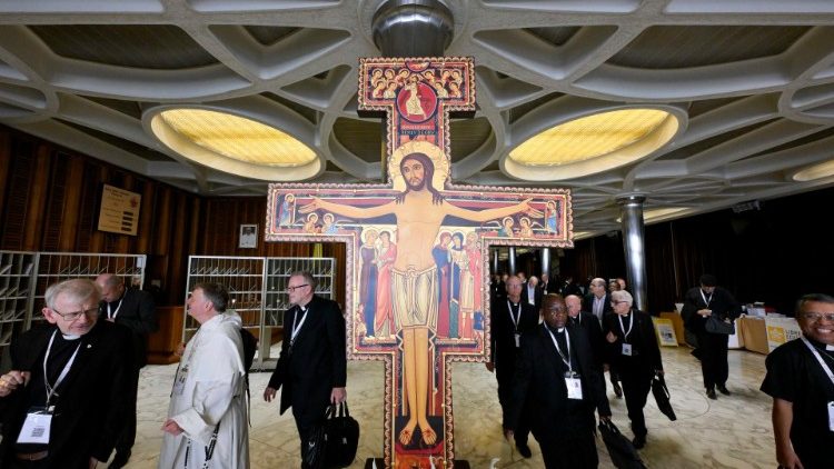 シノドス会場、バチカン・パウロ6世ホールのアトリウムの「サン・ダミアーノの十字架」と参加者たち　2023年10月6日