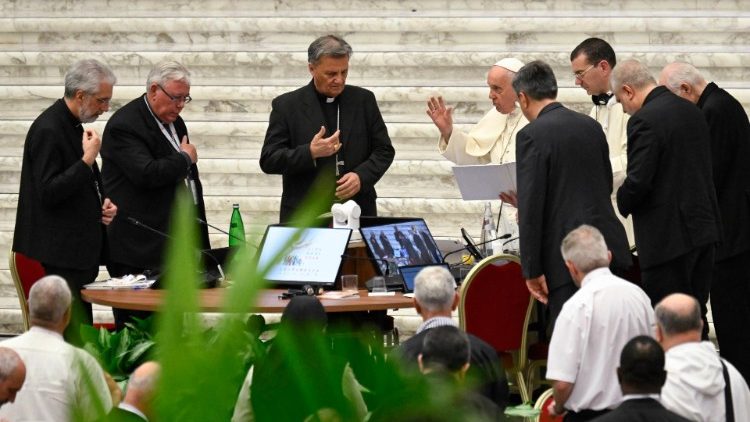 Am runden Tisch: Franziskus bei der Synode vom letzten Oktober