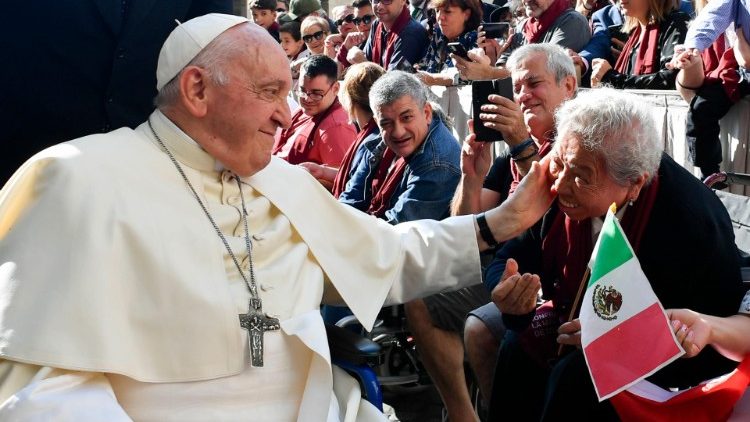 El Papa Francisco saluda a una de las peregrinas. (Vatican Media)