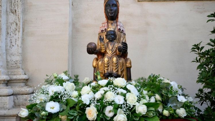 Cada año, el sábado siguiente al 27 de abril, los cofrades de Montserrat son invitados a subir a Montserrat para una celebración en el Santuario, en la que se dará a los nuevos cofrades el recordatorio y la medalla de la Cofradía.