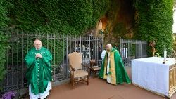 Papa Francisco na Gruta de Lourdes no Vaticano