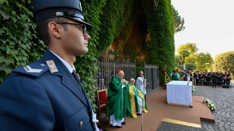 教宗方濟各在梵蒂岡花園內露德聖母岩洞前為梵蒂岡警衛隊主持彌撒。