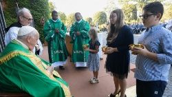 Bei der Messe an der Lourdesgrotte in den Vatikanischen Gärten