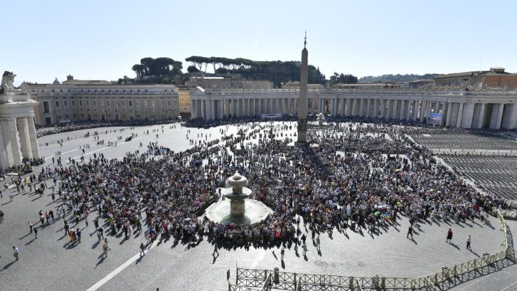Piazza San Pietro durante l'Angelus di questa domenica di Papa Francesco