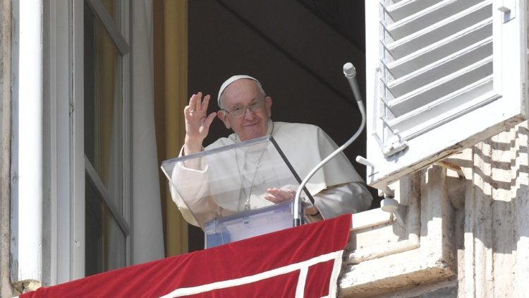 האפיפיור פרנציסקוס מברך לשלום את המאמינים בתפילת המלאך