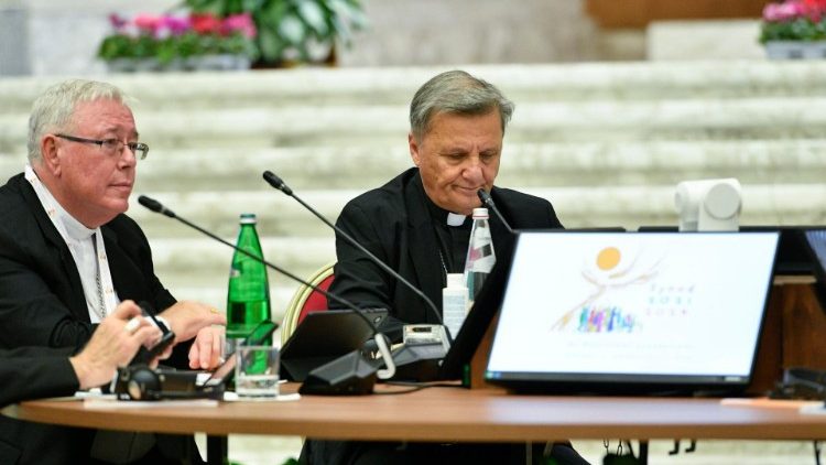Kardinal Hollerich neben Kardinal Grech bei den Synodenarbeiten