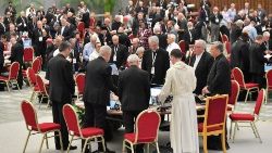 Udeleženci zasedanja škofovske sinode med četrto kongregacijo v ponedeljek, 9. oktobra 2023