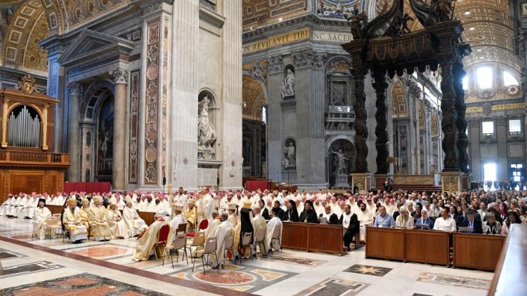 Participantes da Assembleia sinodal na Missa na Basílica de São Pedro (Vatican Media)