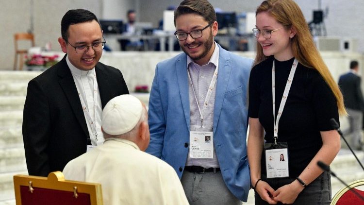 El Papa saluda a Wyatt Olivas (en el centro) y a otros participantes en el Sínodo