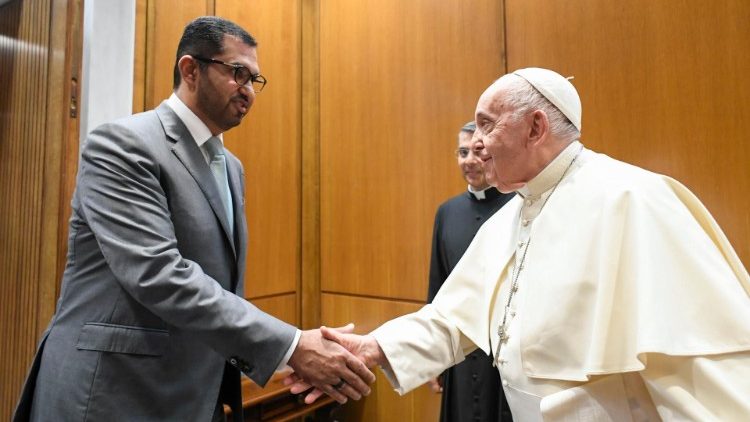 Sultán Ahmed Al Džaber, prezident konference COP28 při setkání s papežem Františkem ve Vatikánu 11. října 2023