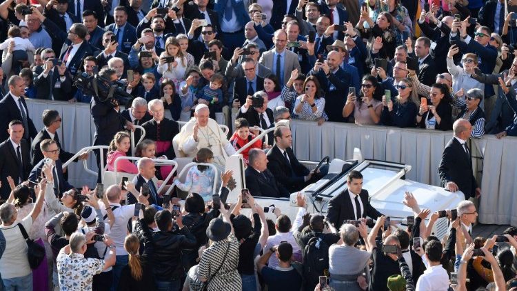 Papa Francesco saluta i fedeli in piazza per l'udienza generale