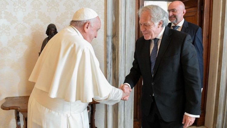Il Papa con Luis Almagro durante un'udienza dello scorso anno