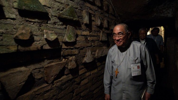 Il cardinale Francis Xavier Kriengsak Kovithavanij nelle catacombe