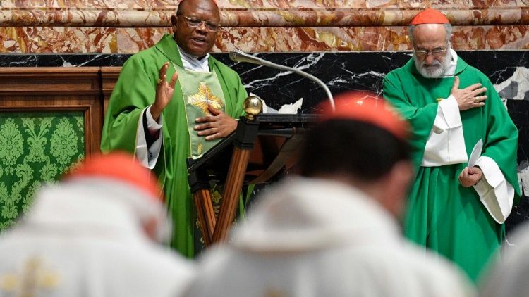 O cardeal Ambongo durante a missa