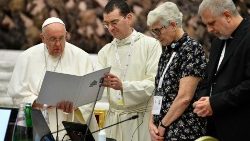 Papež František zahájil modlitbou osmé plénum synody