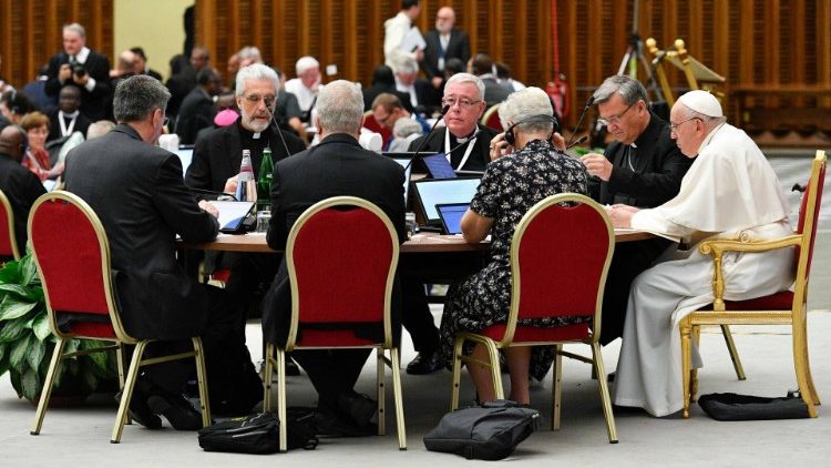 Kardinal Hollerich am Tisch mit dem Papst, Kardinal Grech und den delegierten Präsidenten bei den Synodenarbeiten