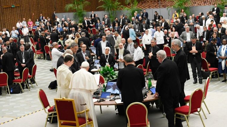 Padri e madri sinodali in preghiera all'apertura dell' ottava congregazione generale del Sinodo