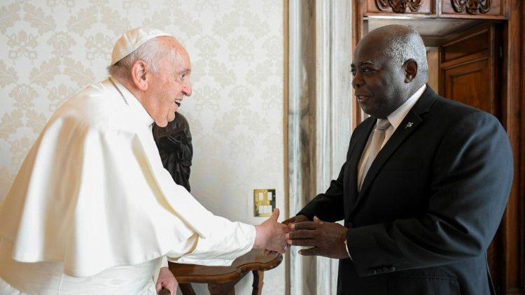 O encontro entre o Papa e o primeiro-ministro das Bahamas, Philip Edwards Davis (Vatican Media)