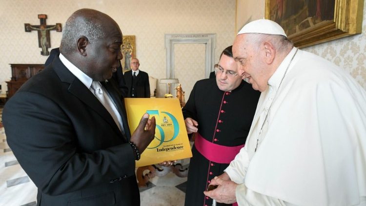 A troca de presentes entre o Papa e o primeiro-ministro das Bahamas, Philip Davis (Vatican Media)