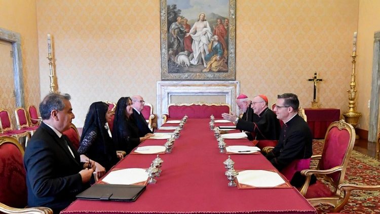 Dina Boluarte en conversaciones con el cardenal Parolin y monseñor Gallagher