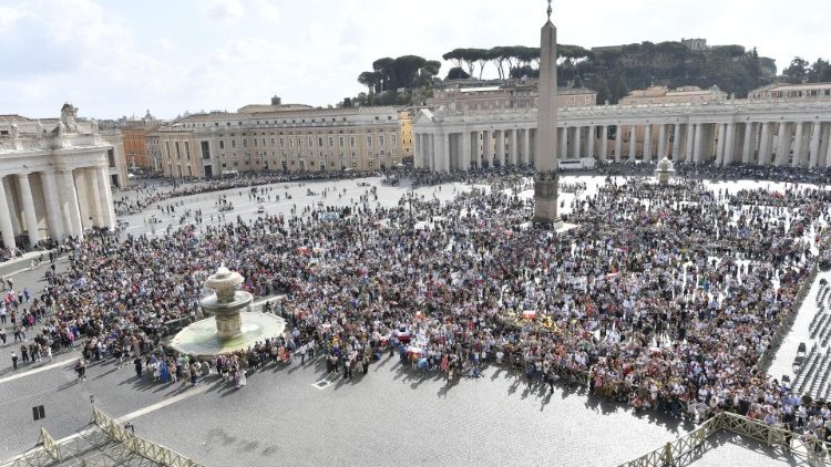 Fiéis e peregrinos rezam o Angelus com o Papa Francisco (Vatican News)