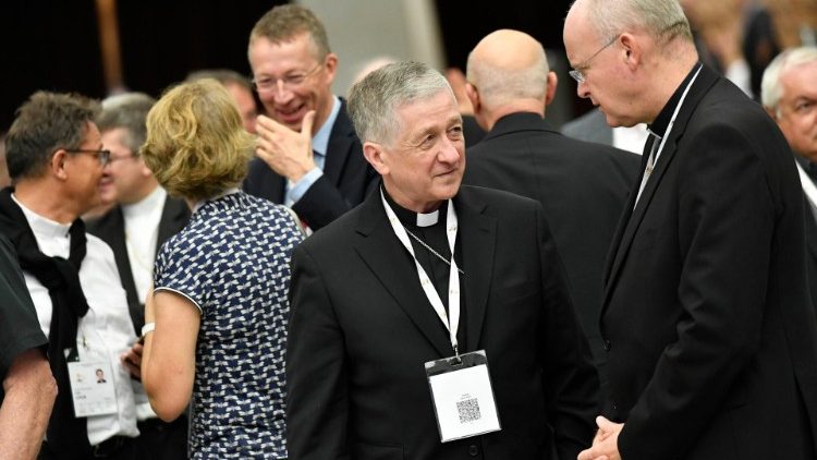 Am Rand der Synode: Essens Bischof Overbeck (r.) und Matthias Kopp von der dt. Bischofskonferenz (lachend, im Hintergrund)