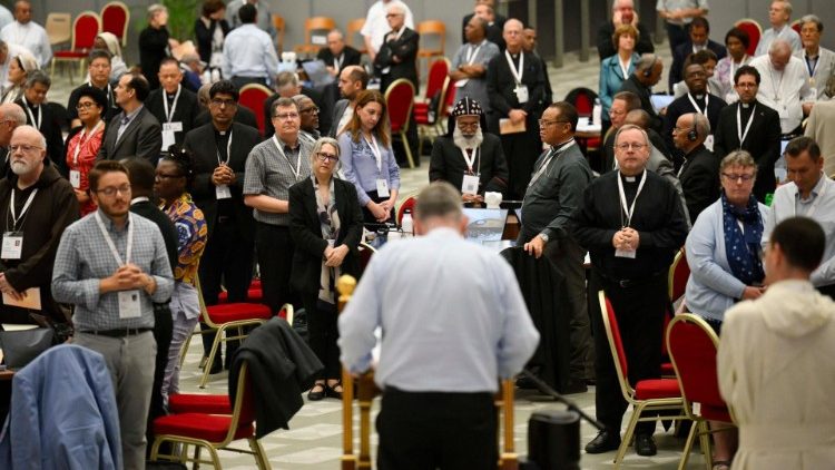 Les participants du synode en prière.