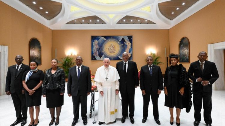 Papa Francisko akiwa na viongozi kutoka Lesotho
