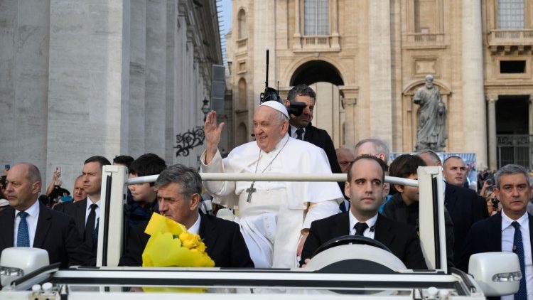 El Santo Padre en el papamóvil saludando a los peregrinos 
