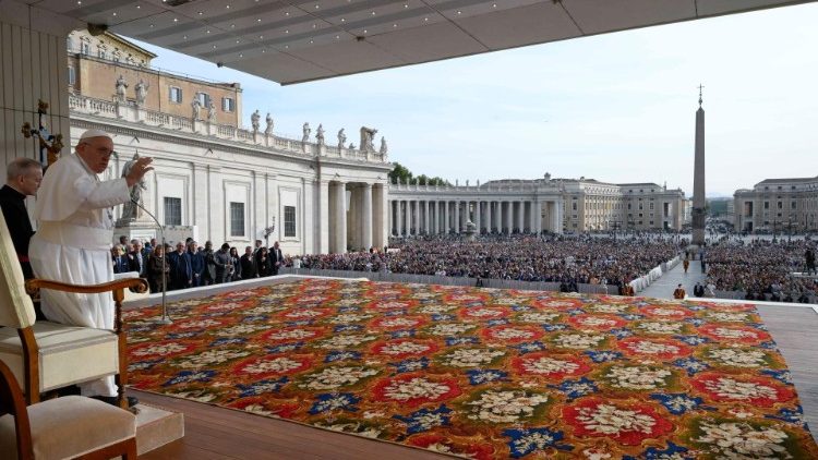 Mii de romani și pelerini au luat parte la audiența generală a papei Francisc din 18 octombrie 2023 în Piața San Pietro.
