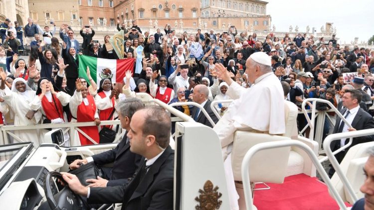 Il saluto di Papa Francesco ai fedeli in piazza