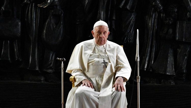 El Papa Francisco durante la oración por los migrantes y refugiados
