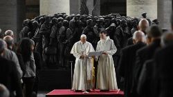 Papst Franziskus im Oktober bei einer Gebetsfeier vor dem Denkmal für Migranten auf dem Petersplatz