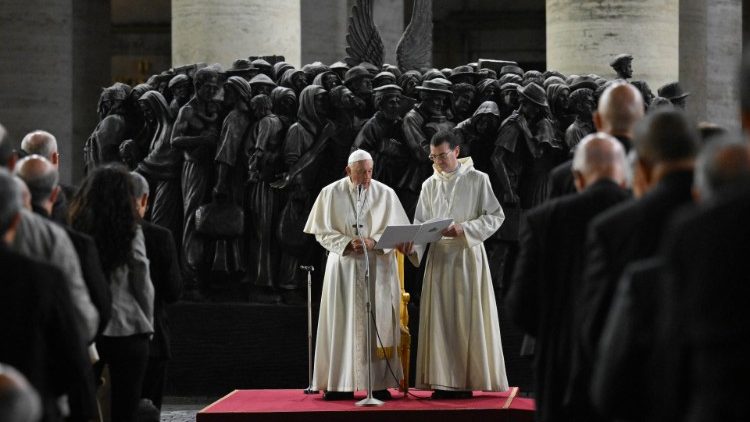 Papst Franziskus im Oktober bei einer Gebetsfeier vor dem Denkmal für Migranten auf dem Petersplatz