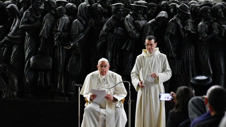 Papst Franziskus vor der Bronzeskulptur "Angels unawares"