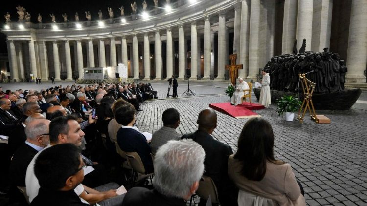 Madres y padres sinodales presentes en la momento de oración en la Plaza San pedro del Vaticano 