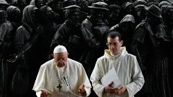 Papež František při modlitbě za migranty a uprchlíky v říjnu roku 2023