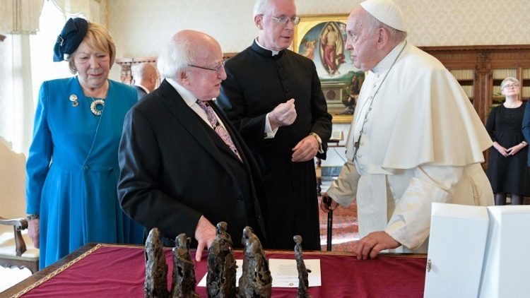 히긴스 아일랜드 대통령을 만난 프란치스코 교황