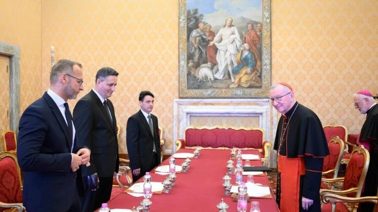 Denis Becirovic con il cardinale Parolin e monsignor Gallagher