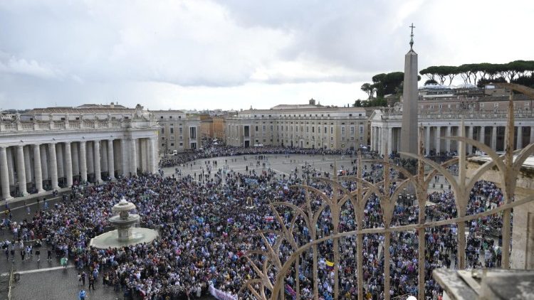 I fedeli oggi in Piazza San Pietro per l'Angelus 