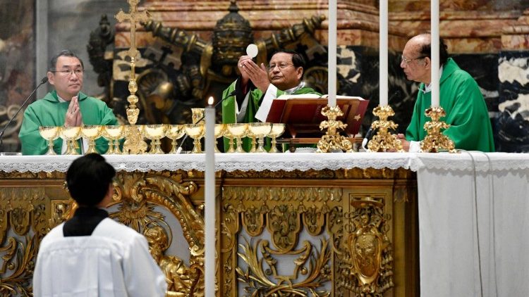 Un momento de la eucaristía presidida por el cardenal Bo, arzobispo de Rangún, en San Pedro
