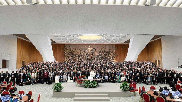 Skupinová fotografie účastníků synody spolu s papežem Františkem