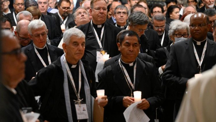 La prière du rosaire avec les participants au synode dans la basilique Saint-Pierre.