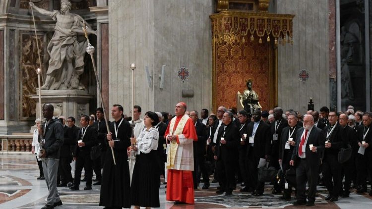 シノドス参加者らによる宗教行列　 2023年10月25日　ロザリオの祈りの集いで　バチカン・聖ペトロ大聖堂