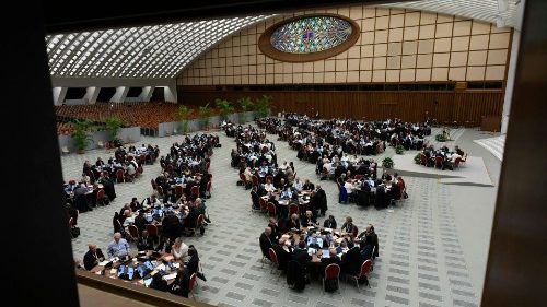 A assembleia do Sínodo sobre a Sinodalidade reunida na Sala Paulo Vi