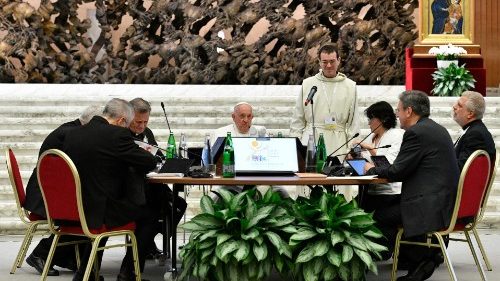 Papst Franziskus bei der Weltbischofssynode 2023 im Vatikan