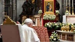 Le Pape François en prière devant l'image de la Vierge, dans la basilique Saint-Pierre, le 27 octobre. 